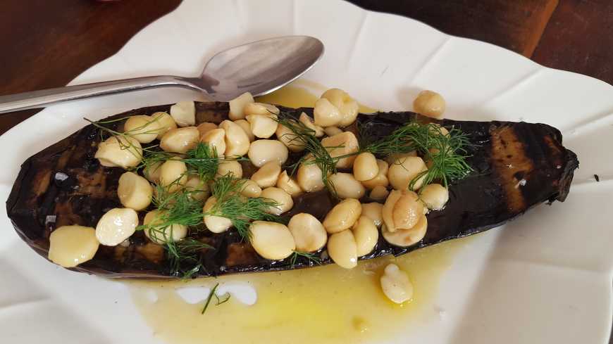 Deliciosa berinjela na brasa com macadâmia dill e mel!