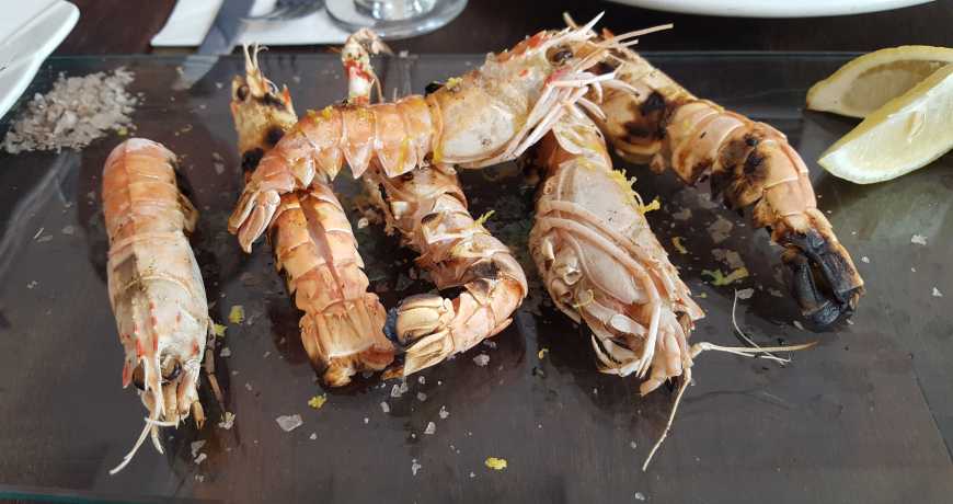 Comida grega na brasa: lagostins com raspa de limão siciliano
