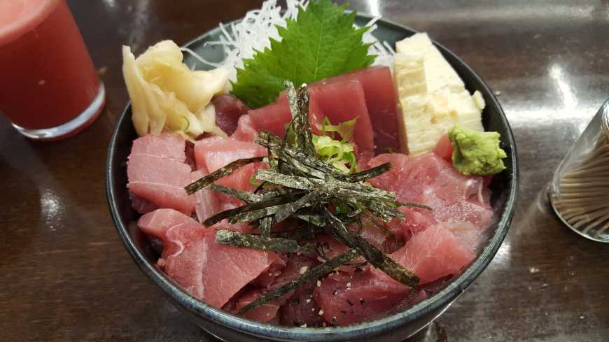 Fartura de atum fresco no Tekka-Don do Restaurante Kazu no Espaço Kazu