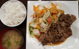 Yakiniku Teishoku: carne macia e molho saborosíssimo!