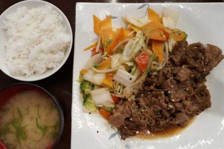 Yakiniku Teishoku: carne macia e molho saborosíssimo!