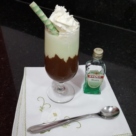 Irresistível milk shake de menta com ganache de chocolate para o verão!