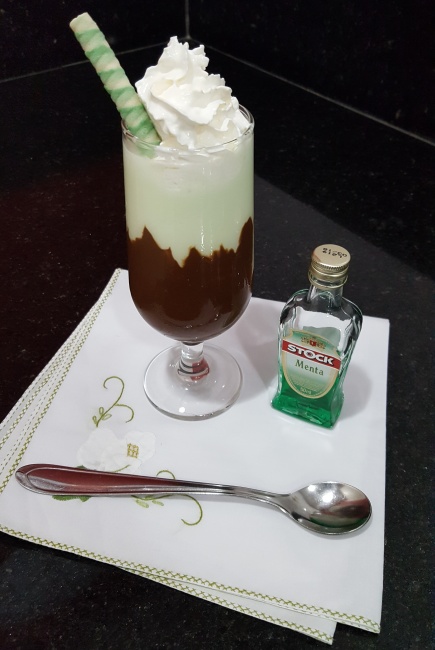 Irresistível milk shake de menta com ganache de chocolate para o calor do verão!