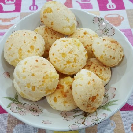 Saborosíssimo pão de queijo recheado com queijo!