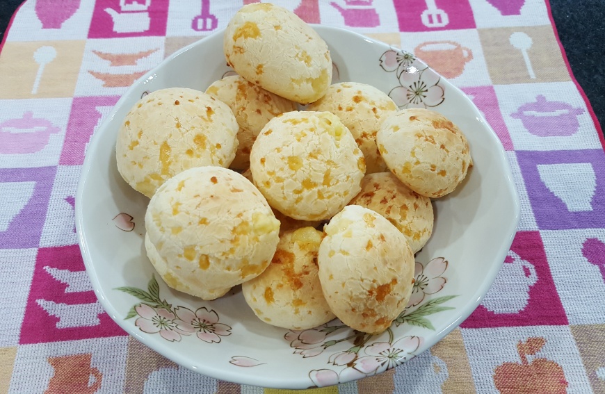 Saborosíssimo pão de queijo recheado com queijo!