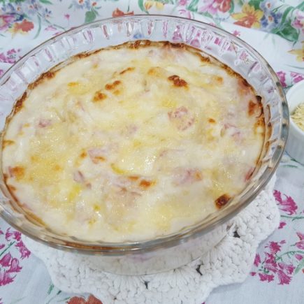 Rigatoni recheado com queijo ao molho branco e presunto