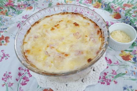 Rigatoni recheado com queijo ao molho branco e presunto