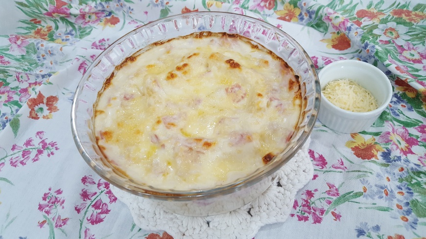 Maravilhoso rigatoni recheado com queijo ao molho branco e presunto!