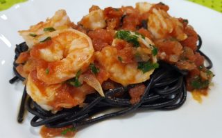 Spaghetti al nero di seppia com molho de camarões