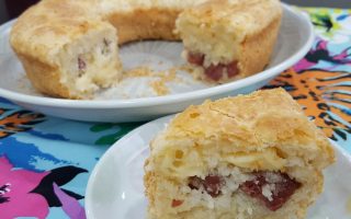 Apetitoso bolo de pão de queijo com linguiça e provolone da Ana Maria Braga!