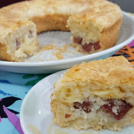 Apetitoso bolo de pão de queijo com linguiça e provolone da Ana Maria Braga!