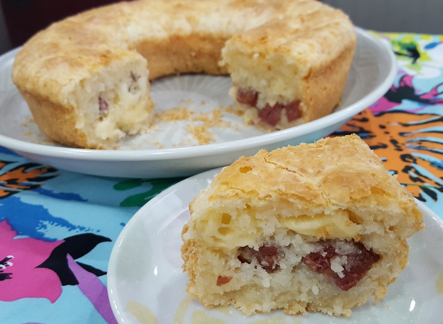 Apetitoso bolo de pão de queijo com linguiça e provolone da Ana Maria Braga!