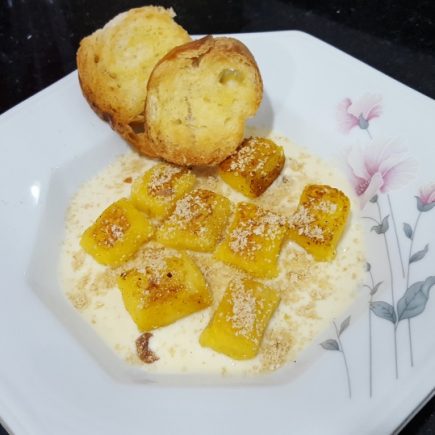 Irresistível nhoque de mandioquinha com fonduta de queijo e farofa de castanha!