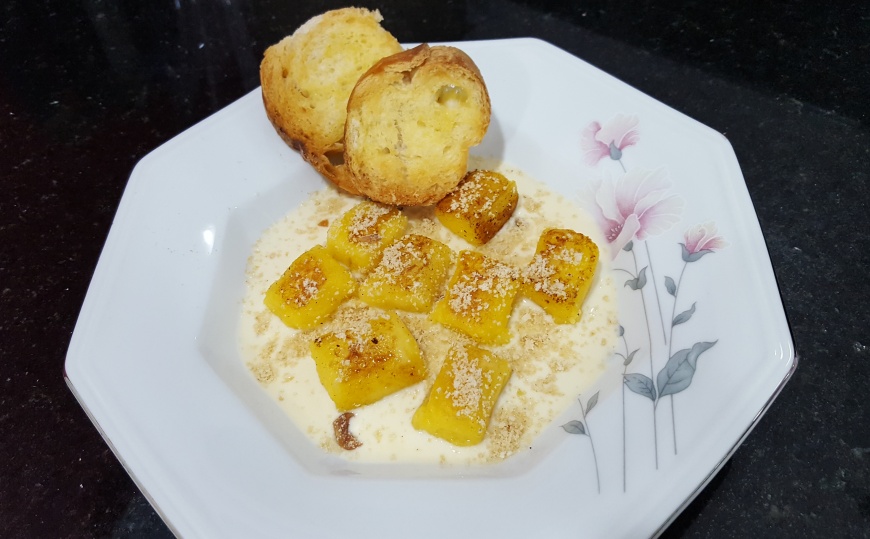 Irresistível nhoque de mandioquinha com fonduta de queijo e farofa de castanha!