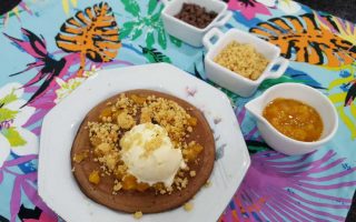 Fantástica panqueca de chocolate com calda de damasco e farofa doce!