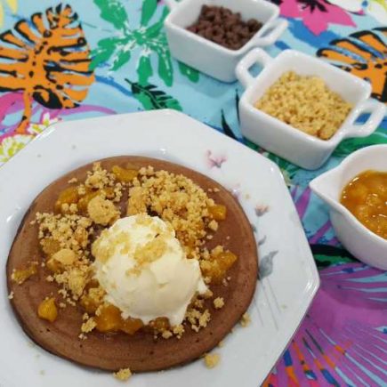 Fantástica panqueca de chocolate com calda de damasco e farofa doce!