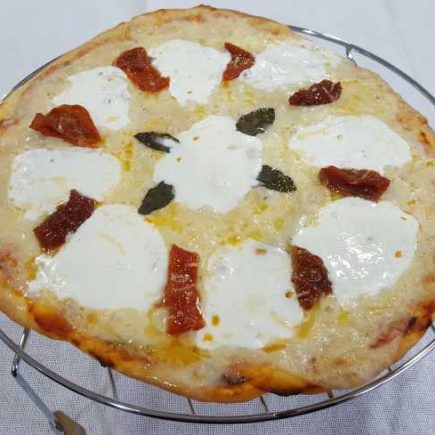 Pizza de muçarela, muçarela de búfala e tomate seco