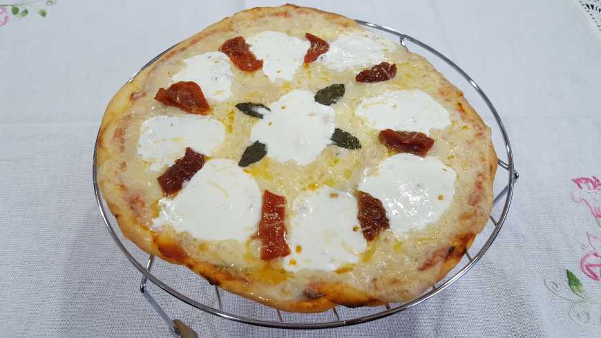 Pizza de muçarela, muçarela de búfala e tomate seco