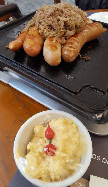 Badenwurst com chucrute e batata Baden