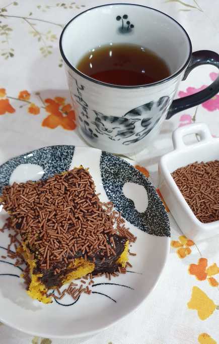 Bolo de cenoura fofinho com cobertura de chocolate e granulado Callebaut!