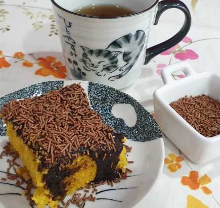 Bolo de cenoura fofinho com cobertura de chocolate e granulado Callebaut!