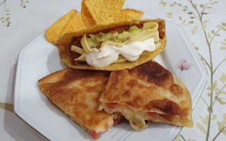 Jantar mexicano em casa com tortilhas de milho, taco de chilli e quesadilla de queijo!