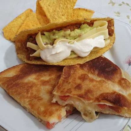 Jantar mexicano em casa com tortilhas de milho, taco de chilli e quesadilla de queijo!