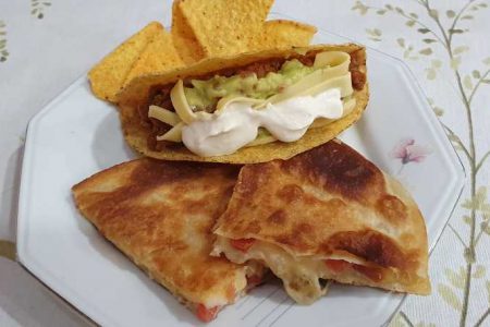 Jantar mexicano em casa com tortilhas de milho, taco de chilli e quesadilla de queijo!