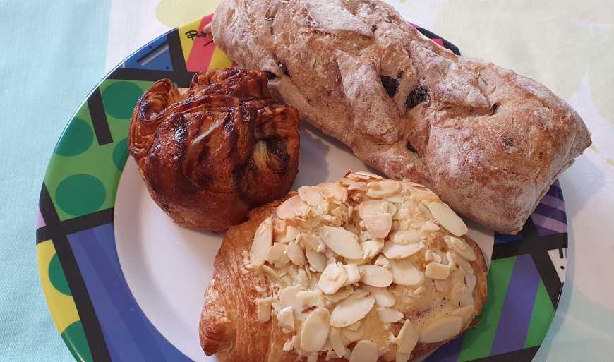 Pão de azeitona, suculento de banana e pão de chocolate com amêndoas