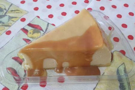 Cheesecake salvo pelas maravilhosas caldas de chocolate belga com fava tonka e chocolate belga com Amarula!