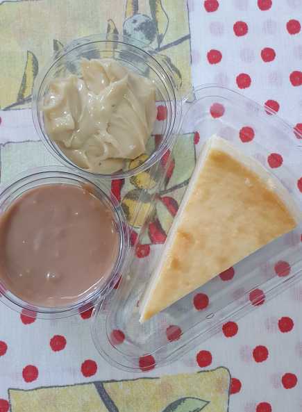New York Cheesecake e caldas de chocolate belga com fava tonka e chocolate belga com Amarula