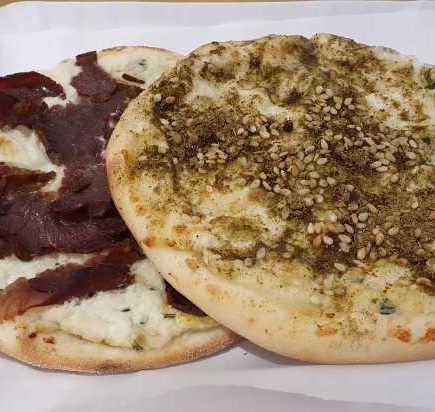 Esfihas Dozza de basterma com queijo e zaatar com queijo