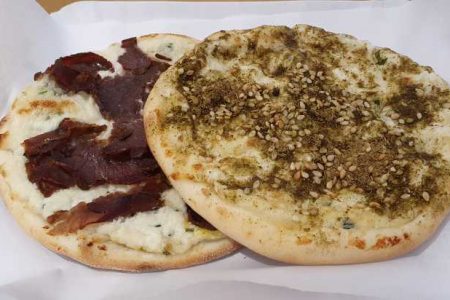 Esfihas Dozza de basterma com queijo e zaatar com queijo
