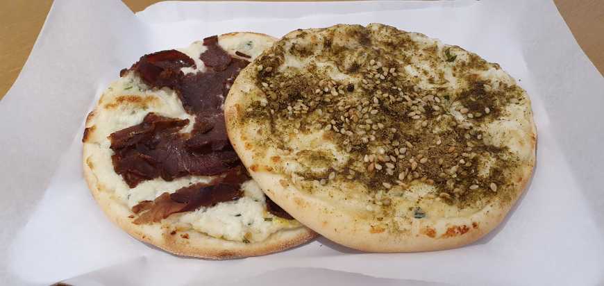 Esfihas Dozza de basterma com queijo e zaatar com queijo