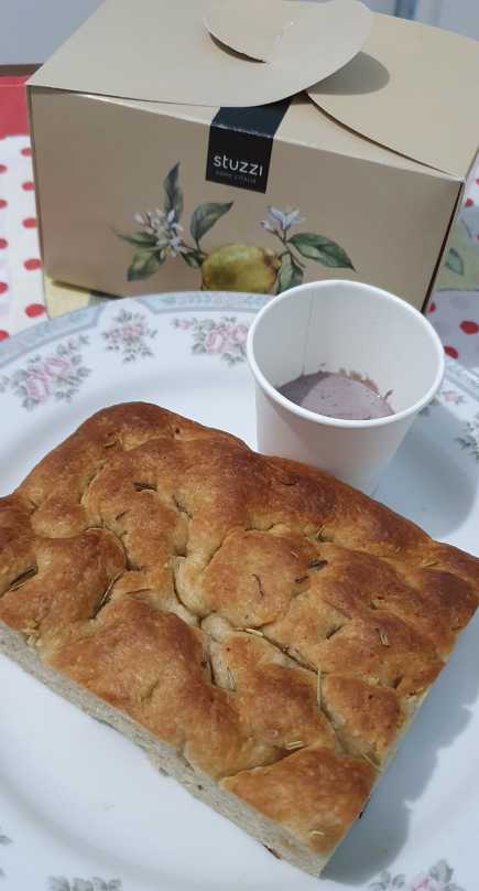 Foccacia tradicional de alecrim acompanhada de patê de azeitona