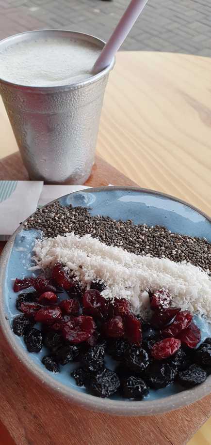 Que tal uma limonada de coco e um smoothie bowl Iemanjá para se refrescar?!