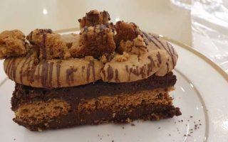 Bolo da Nana: camadas intercaladas de brownie e cookies com ganache de chocolate