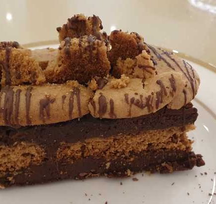 Bolo da Nana: camadas intercaladas de brownie e cookies com ganache de chocolate