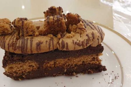 Bolo da Nana: camadas intercaladas de brownie e cookies com ganache de chocolate