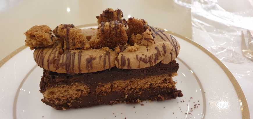 Bolo da Nana: camadas intercaladas de brownie e cookies com ganache de chocolate