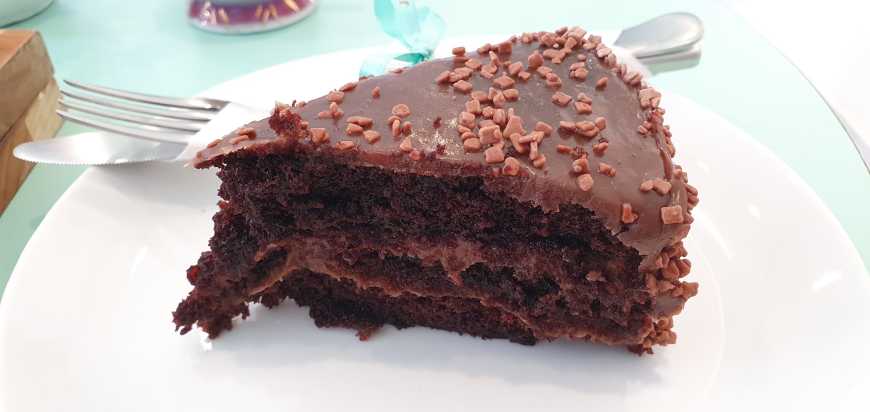 Às vezes tudo o que precisamos é de uma generosa fatia de bolo de chocolate com brigadeiro...