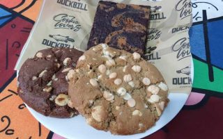 Brownie com caramelo e flor de sal e cookies da Duckbill