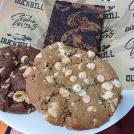 Brownie com caramelo e flor de sal e cookies da Duckbill