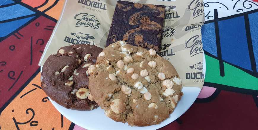 Brownie com caramelo e flor de sal e cookies da Duckbill