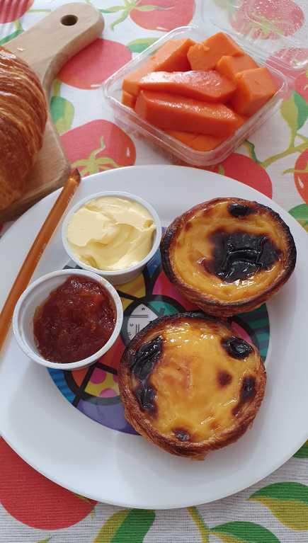 Fruta do dia, manteiga, compota de abóbora, mel e pastéis de nata