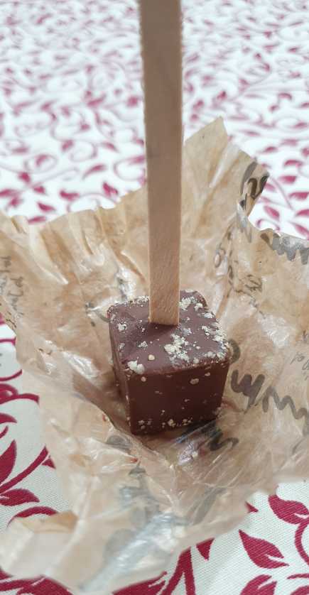 Pirulito Dengo: chocolate 36% cacau com recheio cremoso de amendoim