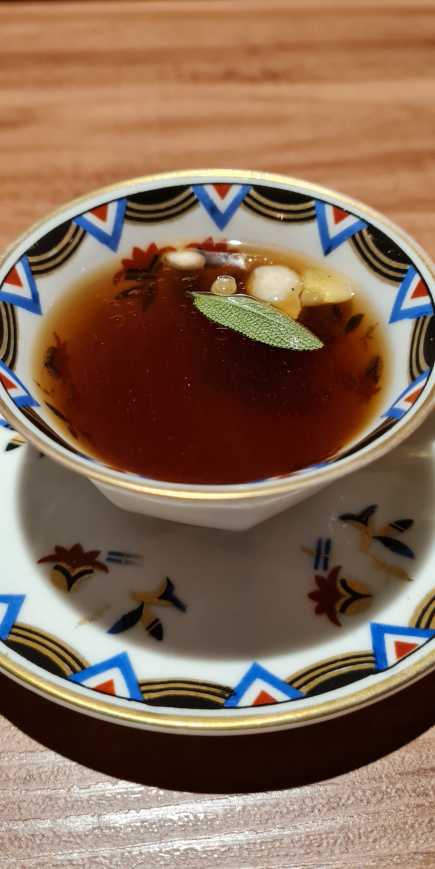 Delicioso chá de cogumelos em linda porcelana do Evvai!