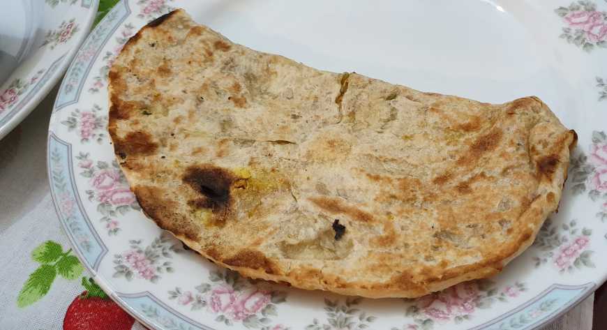 Aloo kutcha, pão de farinha de trigo recheado com batata e especiarias