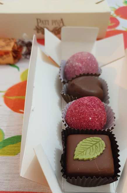 Brigadeiro de framboesa, coração de pão de mel, trufa de framboesa e caramelo de pistache