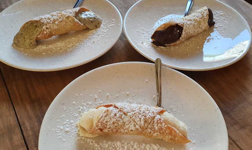 Cannoli de pistache, chocolate belga e limão siciliano